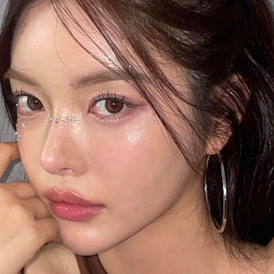 Official STYLENANDAさんのインスタグラム写真 - (Official STYLENANDAInstagram)「핑크핑크💗 블링블링✨ 썸머 페스티벌 메이크업룩!  ✔️3CE NEW TAKE EYESHADOW PALETTE # CREATIVE FILTER  ✔️3CE FACE BLUSH # DELECTABLE  ☀️⛱Happy summer with 3CE STYLENANDA!  #3CE #3CESTYLENANDA #summermakeup  #summmerlook #festivaloutfit #festivalmakeup #ootd #motd」8月7日 9時00分 - houseof3ce