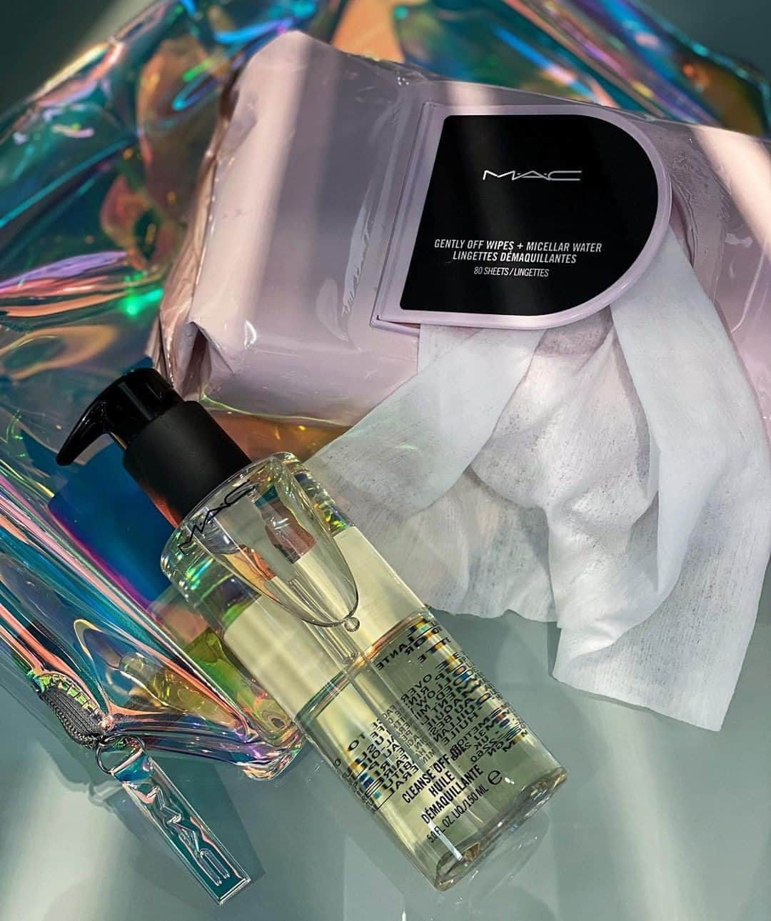 メイクアップアートコスメティックスのインスタグラム：「Summer-proof makeup calls for high-performance cleansers. Care for skin as you melt off makeup and wipe the day away using high-performance removers super-saturated with good-for-skin ingredients:   ✨Gently Off Wipes + Micellar Water are a pack of biodegradable*, micellar-water-infused wipes that delicately remove makeup, dirt and oil while instantly adding moisture to balance skin. ✨Cleanse Off Oil is packed with oils of olive fruit, evening primrose and jojoba seed to gently remove makeup while leaving skin soft.   *Biodegradable wipes in sanitary landfill according to ASTM D5511 Standard.  #MACSkincare #MACGentlyOff #SkincareSunday #MACSkincare #Regram: @macartist_k.bom」