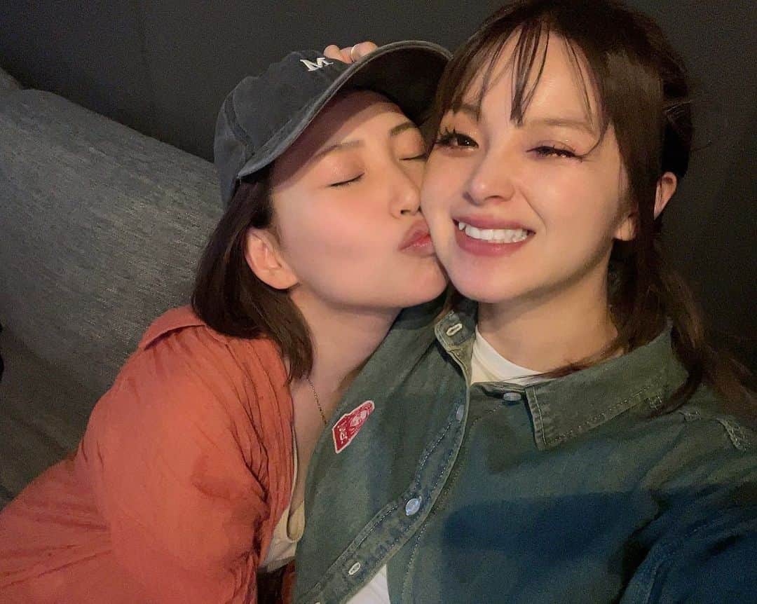 MARiAのインスタグラム：「昨日は大阪からダッシュ💨して 愛する大親友。いやマイハニーの誕生日のお祝いにかけつけましたっ✨  居ないと思ってたわたしの顔を見てめっちゃビックリしてた増田。 サプライズ大成功🤣✨  どうしてあんたここにいるの！！ 大阪でしょーーーって🤣 びっくりして泣いてた🤣 かわいい🤣  高校一年の時からの腐れ縁。  人生の半分くらいを共に過ごしてきた人。  喧嘩もするし 本気で怒ることもあるけど それも全て愛ゆえに。  忙しくて、 かれこれ半年くらい会えてなかったけど めちゃくちゃ嬉しそうな顔見られて良かった☺️  これからもずっと一緒に年重ねていこうね。  LOVE❤️  #BESTFRIEND #HBD #happybirthday」
