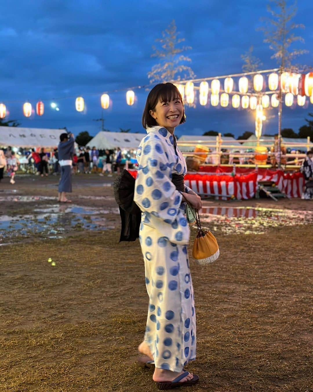 小野真弓さんのインスタグラム写真 - (小野真弓Instagram)「おはようございます☺️ 今日も良い一日を🍀^ ^  夏祭りへ行ってきました🙋‍♀️ こんな賑わい、何年ぶりでしょう😆✨ 太鼓まで叩かせて頂きました🥁😆 （途中、動画があります。音声注意🎆）  めちゃくちゃ浮かれた様子ですが😂 そもそも、一応おかーさんは、 わんわんブースにて、 ジュース販売のお手伝い(´∀｀*)🍹  わん仲間&にゃん仲間の繋がりのお陰で、 地域密着🥹✨ いろーーんな、ネットワークが広がって、 いろーーんや、経験をさせて頂き、、 地域の皆様にも、動物にも、 本当に感謝です🤩✨  あぁ、夏まんきつ。☀️ ほんのひととき、 童心に、かえりました☺️  #地域の夏祭り #浴衣#太鼓#ずんどこ節 #物販#少しだけお手伝い #わんブースとにゃんブースがある素敵な地域 #一応これも犬猫活動 #ほぼ遊び#浮かれるかーさん #犬と猫のいる暮らし#犬猫日記#千葉っていいね #わんにゃん留守番」8月7日 9時05分 - hanaharuaroi