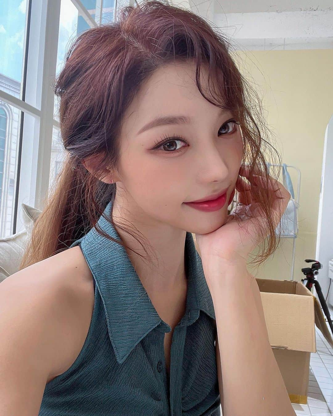 パク・ソヨンのインスタグラム：「요번 내 셀카 어떤뎁☺️🤳🏻📸 프로필 사진 찍기 앞서 간만에 받아본 헤메 덕에 예쁜척 쵸큼 해봤음ㅋㅋ💕 _  러프한 느낌의 웨이브헤어라 풀면 내추럴해서 느낌있고, 걍 내가 직접 묶어도 꾸안꾸마냥 자연스러워서 만족+_+  메이크업은 내 퍼스널컬러까지 고려해서 세심하게 헤주셨다능🥹🫶🏻  덧바르라고 그라데이션에 쓴 립제품까지 덜어주시궁 + 속눈썹은 풀파티 다녀왔는데도 안떨어짐ㅋㅋㅋ 체고시당✨ 프로필 사진은 아직 기다리는중이라 , 받는대로 공유해볼게용>_<! . . #구티앤뷰티 #압구정헤어메이크업 #강남헤어메이크업 #프로필헤어메이크업」