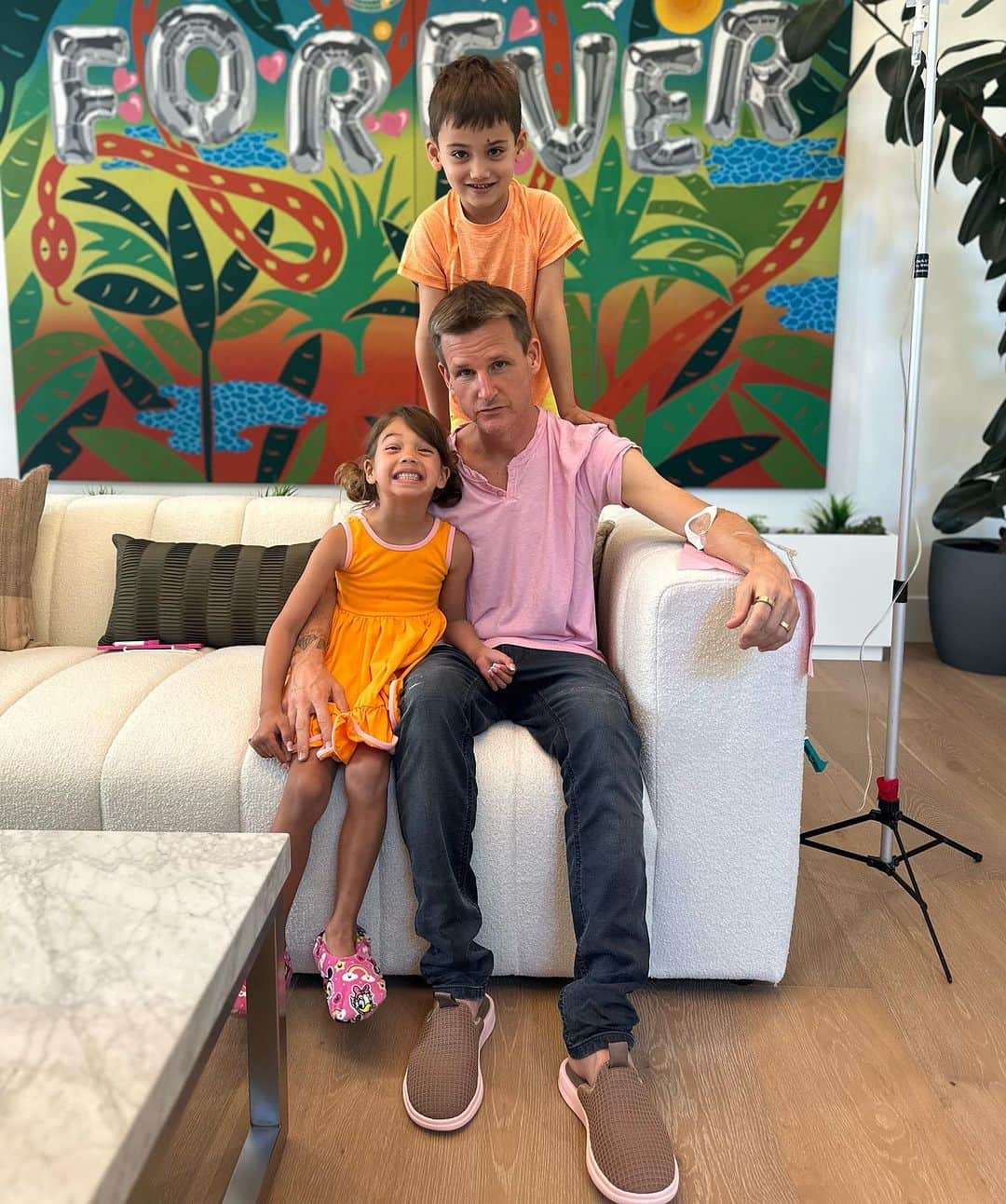 ロブ・ディアデックのインスタグラム：「Weekly drips adding weeks to life. Trying catch at least 5,936 weeks of existence. ( 1 million hours ) Being ultra healthy has a different meaning when you love life. You want to experience this gift as vibrantly as possible. These kids already know I plan to spend time with their children’s children. AKA G3. Shout out to @insider for the feature 🙌🏼🙏🏼」