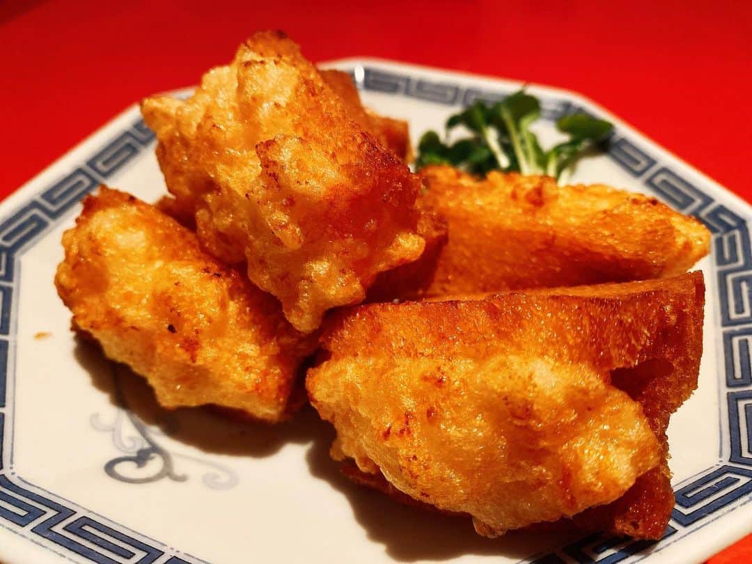 春風亭小朝のインスタグラム：「・  京都でとても良いお店を見つけました  それが北京料理『盛華亭』さん  先ずは海老パンの揚げ物  これ好きすぎて一生食べていたい  続いてクラゲと春雨の酢の物  ちょっとわかりずらいけどフカヒレの煮込み  黒酢で食べる水餃子に御飯が欲しくなる焼売  肉団子の甘酸がけにコーンスープ  そしてデザートの杏仁豆腐  若主人の拵える料理の数々は満腹になったあと、すぐに胃が軽くなるの  早速、お気に入りリストへ入れちゃいました  #京都 #中華  #盛華亭  #春風亭小朝」