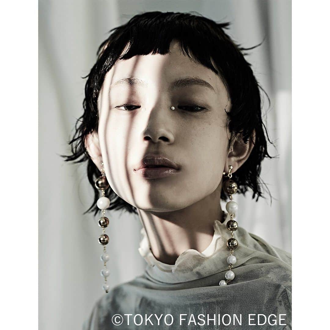 東京ファッションエッジ／プロフェッショナル東京のインスタグラム：「#東京ファッションエッジ 58号　好評発売中！  作品の一部をご紹介。  地主高知 Muku @muku_jinushi    お買い求めは、プロフィール内リンク<bbg.official.ec>へ🔍  ---------------------------------------------------- #東京ファッションエッジ　#ファッションエッジ　#tokyofashionedge #profeshionaltokyo #クリエイティブヘア#creative #クリエイティブヘアスタイリスト #creativehairstylist #hair #ヘアスタイル#hairstyle #ヘアカラー #haircolor #メイク #make #makeup #ファッション#fashion #美容師 #ヘアスタイリスト#hairstylist#hairstylistjapan #美容学生#modermsalon#colorsync#hairtransformation#hairinspo#hairofinstagram #美容学生と繋がりたい#fashionista」