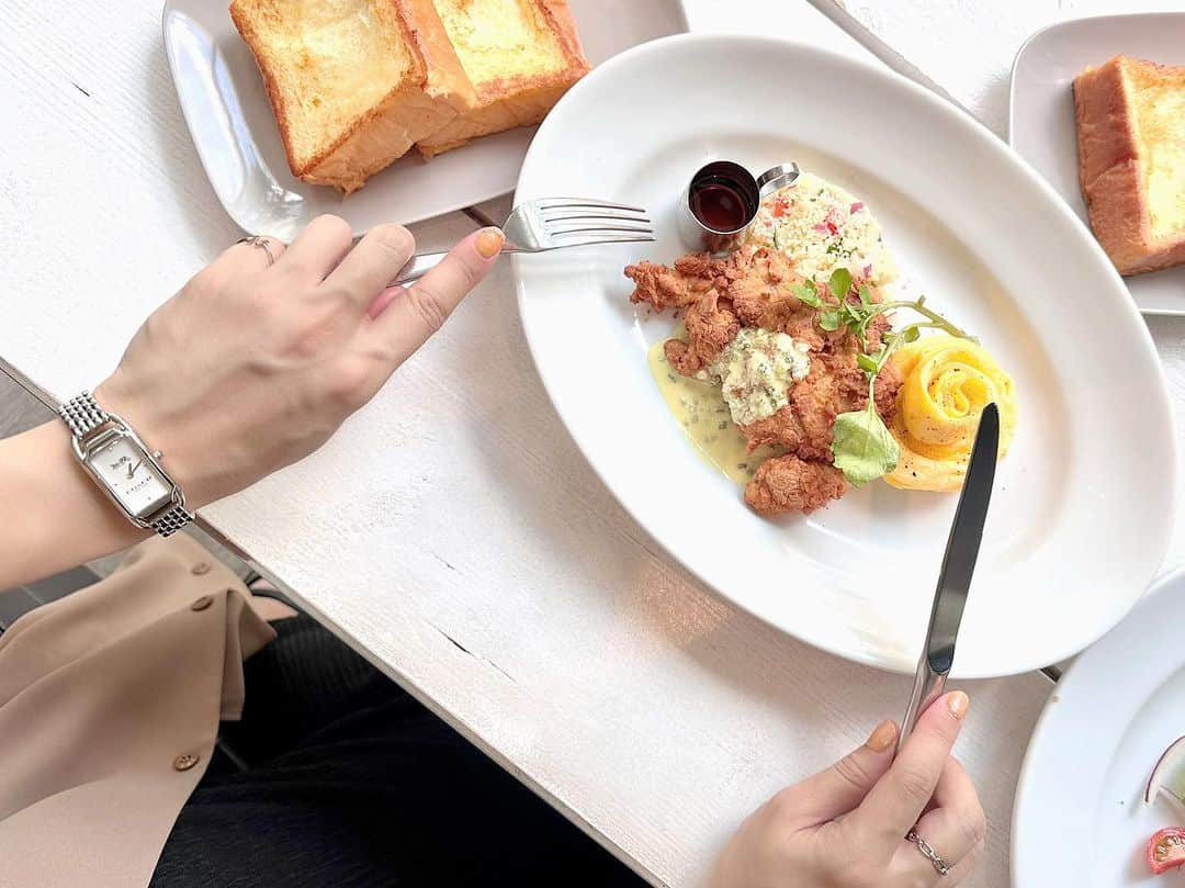 笠原美香さんのインスタグラム写真 - (笠原美香Instagram)「銀座ブランチ😋🍴 マーサーブランチで絶品フレンチトースト❤️  も、も、もう ふわっじゅわっ あまーいフレンチトーストに カリッとフライドチキンの組み合わせ たたたたまらん至福のひとときでした☺️  #銀ブラ #銀座ランチ #フレンチトースト #腕時計 #コーチ #coach #シルバーアクセ #qol #女子ランチ」8月7日 9時42分 - mika.k419