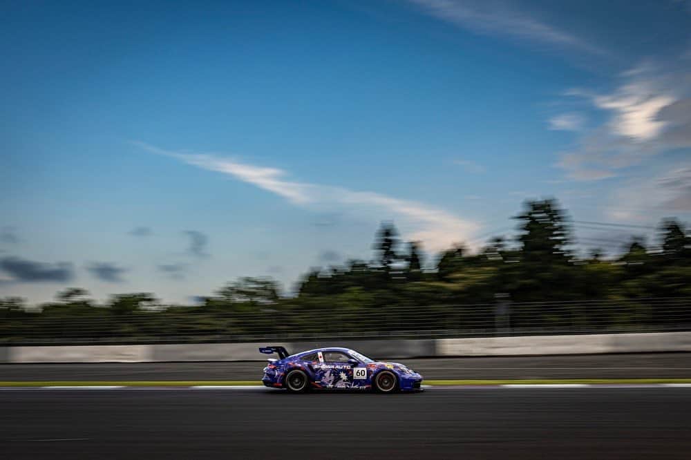 小河諒のインスタグラム：「SUPERGT  PCCJ  共に得るものの多いレースとなりました。  GTは <ドライ〜赤旗〜ウエット〜ドライ> と複雑なコンディションでしたが45周のロングスティントを担当させてもらい、刻々と変わるコンディションの、中頭も身体もフルに使ってトライしました！  Porscheはジュニアドライバーからの猛攻に耐え、連勝を飾る事ができましたが、逆に序盤のペースなど課題も見えるレースでした。  色々な事が起こりましたが、 トラブルがあったチームのドライバーや消火にあたったオフィシャルさんに怪我がなくて本当によかったです。  最後までたくさんの応援ありがとうございました！！  #SUPERGT #PCCJ」