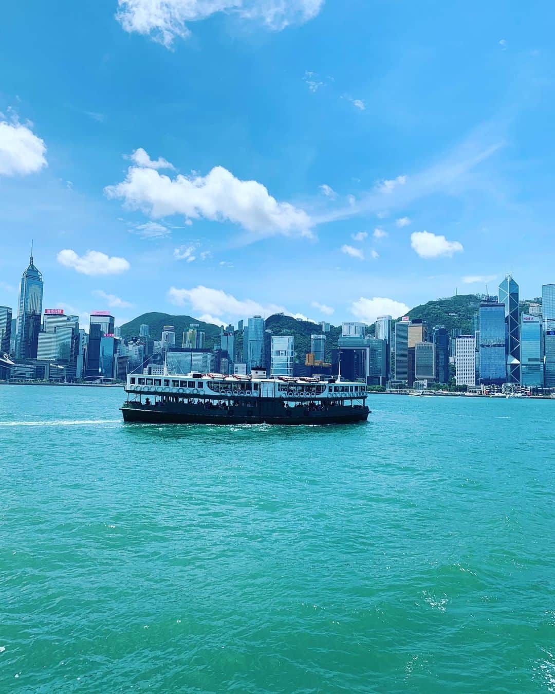 鈴木桃子さんのインスタグラム写真 - (鈴木桃子Instagram)「週末は兄夫婦を訪ねて久しぶりに香港に遊びに行って来ました🇭🇰 個人的には香港に行くのは4回目。 行く度にどんどん新しくオシャレになってて、30年前のあのわちゃわちゃしたヤバイ感じwが薄れて行くのはちょっと寂しいですが、それでも街全体のギラギラした熱気と活気は相変わらずで、居るだけでなんだかパワーを吸収できた感じ😊 いっぱい美味しいもの食べて、トラムやスターフェリーや地下鉄であちこち行って、弾丸旅行でしたが超満喫できました😉💕🎵 I am so grateful❤️ 楽しかった〜！ 早くもまた行きたいですw Thank you Nozomu&Yumi-san!💖💖💖  ①②③④ずっと行ってみたかったモンスターマンション ⑤⑥⑦新しくできたM+美術館にて ⑧⑨⑩スターフェリー、トラム、  #hongkong #香港」8月7日 9時47分 - momokosuzuki