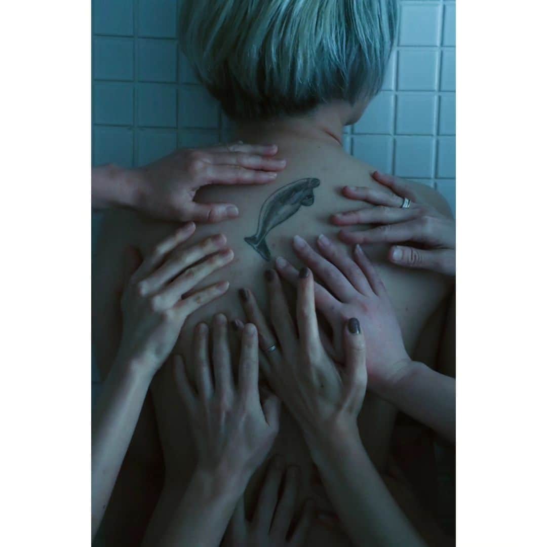 大塚咲のインスタグラム：「@jinny.gallery 作品はこちらから購入可能です！  SAKI OTSUKA同時開催写真展  ⬜「私達は共鳴している」 UltraSuperNewGallery  ultrasupernew.com 8/4-8/10(8/4オープニングパーティー18:00-21:00)  ⬜「ひとつの愛しいところ」 Jinny Street Gallery jinnystreetgallery.com 8/4-9/1」