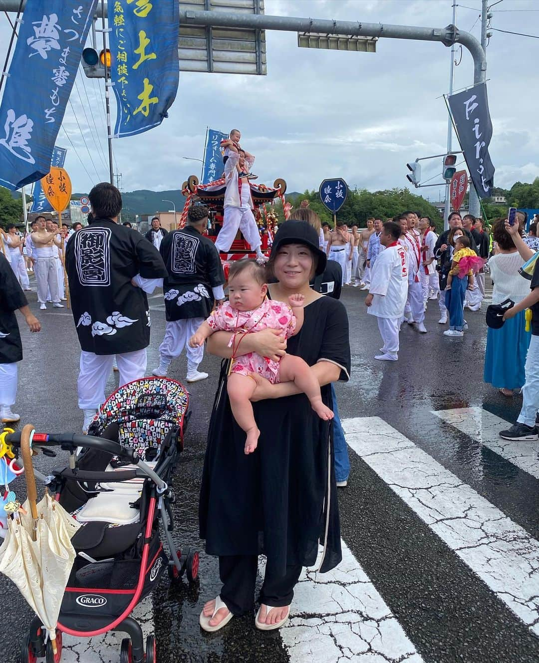 下野佐和子さんのインスタグラム写真 - (下野佐和子Instagram)「さつま町夏祭り2023終了🌻👏🏻  普段、メイン通りでも 自分の車しか見当たらない時間帯も ある様な場所🚘 はて、どこからこんなに人がわんさか来てるんだろうか。と旦那と話してました😂✨ また来年もみんなでこようね。  #夏祭り #さつま町 #さつま町夏祭り #あっくいちゃめ #悪喰い #神輿 #稚児上げ #10ヶ月ベビー #赤ちゃんのいる生活 #女の子ベビー #ウエスト症候群 #点頭てんかん #てんかん発作」8月7日 9時52分 - osawadon_sawako