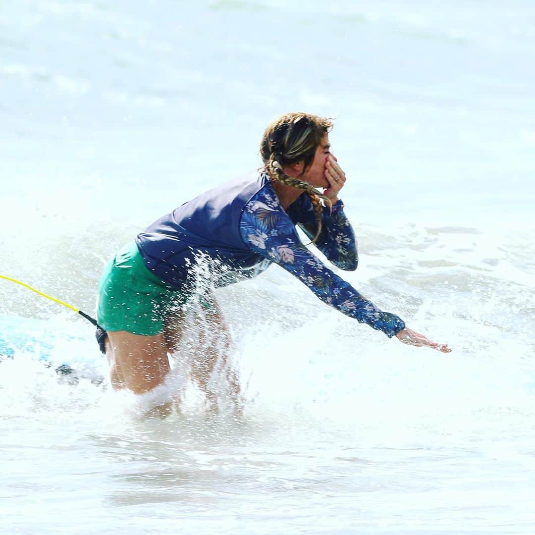 トリー・ウィルソンさんのインスタグラム写真 - (トリー・ウィルソンInstagram)「In my season of why the heck not..I tried surfing for the 1st time! Got up! But my favorite pics are the last 2. 🤣 IYKYK  #surfinglessons #costarica」8月7日 9時56分 - torriewilson