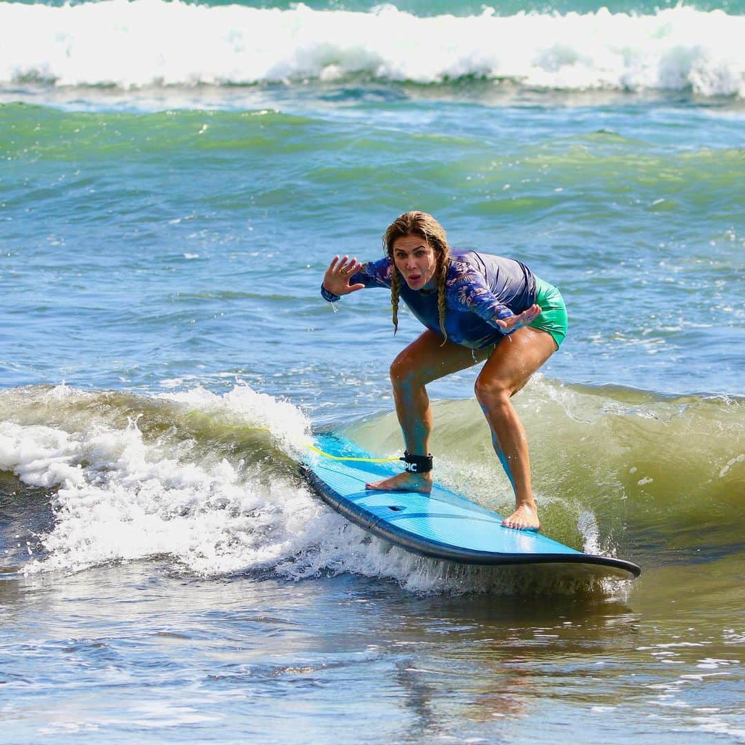 トリー・ウィルソンのインスタグラム：「In my season of why the heck not..I tried surfing for the 1st time! Got up! But my favorite pics are the last 2. 🤣 IYKYK  #surfinglessons #costarica」