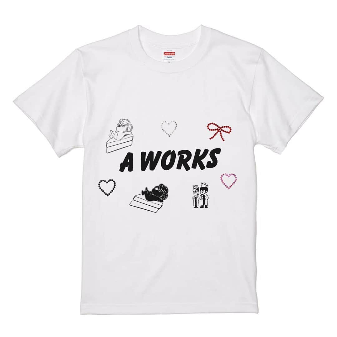 高井香子のインスタグラム：「【ハンドメイドTシャツ】 A WORKSでずっとやってみたかったカスタマイズイベントやります💚  8月12日（土）  今回人数が限られているので抽選とさせて頂きます。 （ @gakudai.aworks に希望の部をお送り下さい。） ※当選した方にのみDMさせて頂きます。  1部 12:00〜12:45 2部 13:00〜13:45 3部 14:00〜14:45 4部 15:00〜15:45 5部 16:00〜16:45 6部 17:00〜17:45 各5名 限定30名様 枚2,000円でスタンプし放題。  直接好きな場所やサイズをスタンプしてください！ 失敗しても、それも味で可愛いっ🫶  スタンプの種類は4種類（サイズ色々あります） ラインストーン（リボン、ハート）付けたい場合は各1枚500円プラスでご案内致します。  この日ケーキは出ませんが、 ドリンクはご用意予定です。 （コーヒー、紅茶）  13日（日）は12時〜18時 私のフリマやりまーす。  2日連続、おじおじと私の2人でイベントやるの新鮮🤣  #aworks #エーワークス」