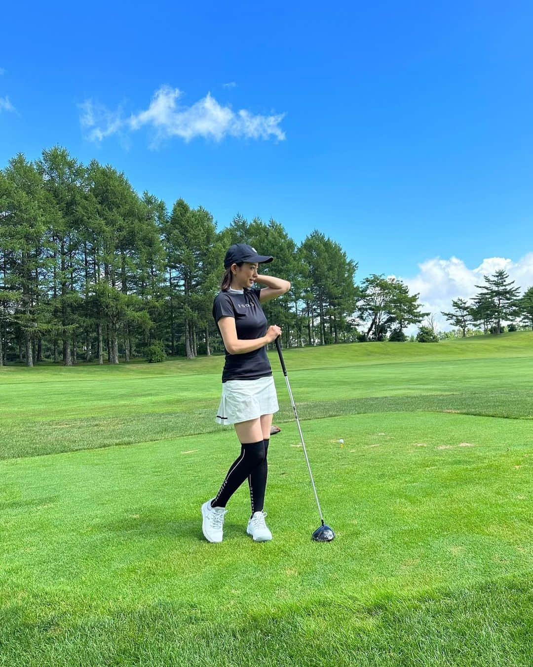 RIKAのインスタグラム：「一年半ぶりのゴルフ⛳️ ボロボロ覚悟だったけど軽井沢でボールがよく飛んだのと短いコースだったから前半は43で調子乗ってたら後半崩れた😅 てか体力なさすぎてヘトヘト  新幹線の時間がせまって最後のホールまでできずだったけど天気も良くて涼しいからすごく楽しめました✨  写真見返すと太りすぎてムチムチ 色々努力しないと🫢 @footjoy.japan   #ゴルフ#golf#⛳️#ゴルフ女子#ゴルフ好き#ゴルフウエア#ゴルフコーデ#ゴルフシューズ#ゴルフスイング#골프 #골프웨어 #골프스윙 #여행 #해외여행 #골프스타그램 #골프중독 #와인 #소주 #좋은시간#フットジョイ#footjoy#軽井沢」