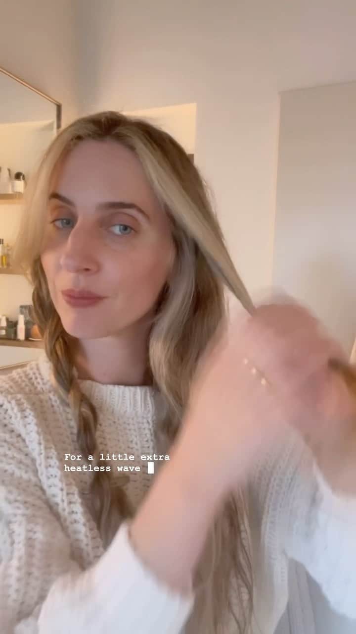 マラ・ロザックのインスタグラム：「Heatless waves🌊 when it’s this hot-who wants to add any extra heat?! @rozhair Milk hair serum is an essential, we ALL need.」
