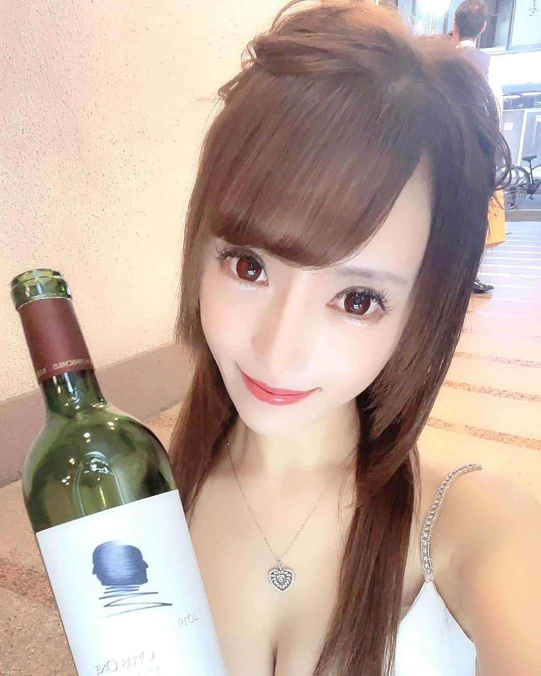 みくるんのインスタグラム：「ワインいつでも飲みたいまん🍷🤍  #名古屋#錦#アールズカフェ#名古屋キャバクラ#錦キャバ嬢#japan#japanesegirl#l4l#キャバ嬢#コンカフェ嬢#シャンパン#ワイン#オーパスワン#オーバーチュア」