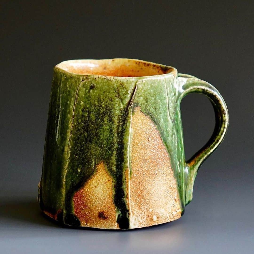 佐竹晃さんのインスタグラム写真 - (佐竹晃Instagram)「Wood fired oribe mug. 薪窯　織部　マグ . www.akirasatake.com  #mug #マグ #coffee  #akirasatakeceramics #clay  #asheville  #gallerymugen  #陶芸 #陶芸家  #佐竹晃 #ceramics #pottery #japanese #japanesepottery #tougei」8月7日 1時21分 - akirasatake