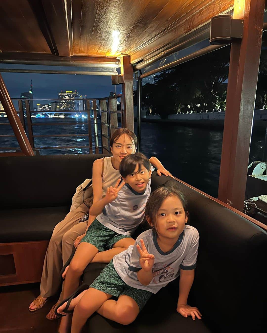 春名亜美さんのインスタグラム写真 - (春名亜美Instagram)「普段、船に乗ることがない私達にとっては、チャオプラヤー川の船での移動はとても新鮮でアトラクション気分を味わえました🚤  息子達が「タイ楽しかったね！」と言う理由の一つにもしっかり入ってました😊  #チャオプラヤー川 #ll_旅記録 #タイ旅行 #バンコク #バンコク旅行 #夏休み #子連れ旅行 #子連れバンコク」8月7日 1時29分 - amiharunaami