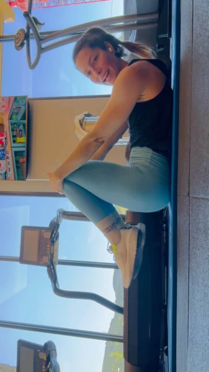 ジェシカ・ビールのインスタグラム：「Have @ashleybrownfitnessnutrition to thank for this killer Pilates Ab Series 🫡」