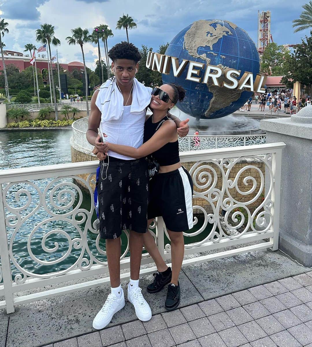 ラ・ラ・アンソニーのインスタグラム：「This is the day me and my fam took over @universalorlando we had the best time! #atUniversal」