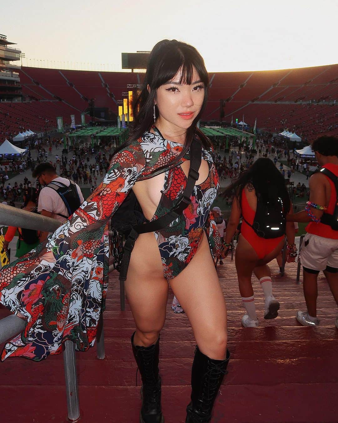 Marycakeのインスタグラム：「we go dance!! fit from @freedomravewear 😽  #hardsummer #ravegirls #raveoutfit #festivalfashion #festivaloutfit #ravelife」