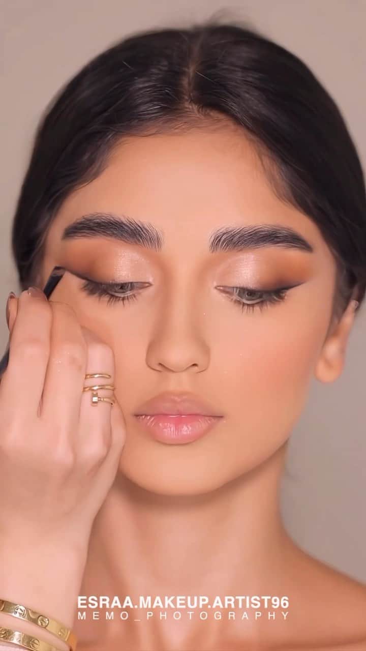 Huda Kattanのインスタグラム：「Gorgeous glam on @mojdehhh___  by @esraa.makeup.artist96 @hudabeauty #fauxfilterstickfoundation #hudabeautyeasybake #hudabeauty」