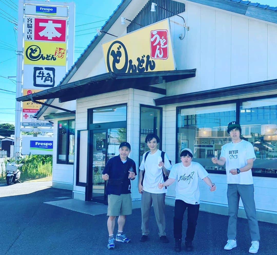 溜口佑太朗のインスタグラム：「初山口の記録写真です。 ギースさんもいたので物凄く楽しかった。 当日案内して頂いたスタッフさんオススメの山口のうどん「どんどん」は柔めのうどん。今すぐまた食べたい。 空港に角打ちがありました。 お土産の練りものに感動。  #各々のどんどんポーズ」