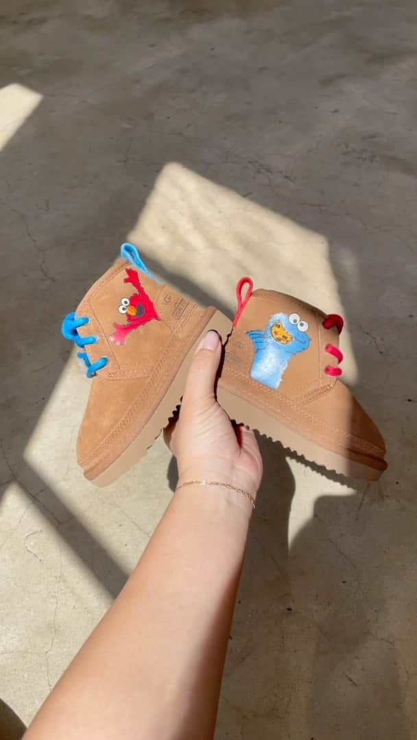 アグのインスタグラム：「Go bestie! It’s #NationalFriendshipDay and here’s our bestie present to ya’ll – a sneak peek of what’s to come for #UGGxSesameStreet. Stay tuned on 8/25. �  #UGG #SesameStreet #FeelsLikeUGG」