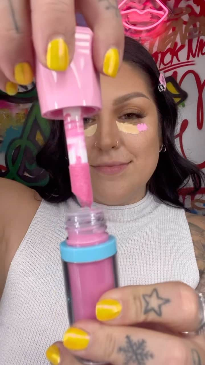 Jeffree Star Cosmeticsのインスタグラム：「HI NEW LIQUID BLUSH ALERT!!! 🎀 The makeup queen @lipsticknick shows off our 2 new pink shades “Cupcake Royalty” & “Frosting Cult” 🧁 Concealer is #MagicStar in shade C10 ⭐️ ANNNNND new lip formula alert: #LiquidLipBalm in shade ‘Milkman’ 🥛」