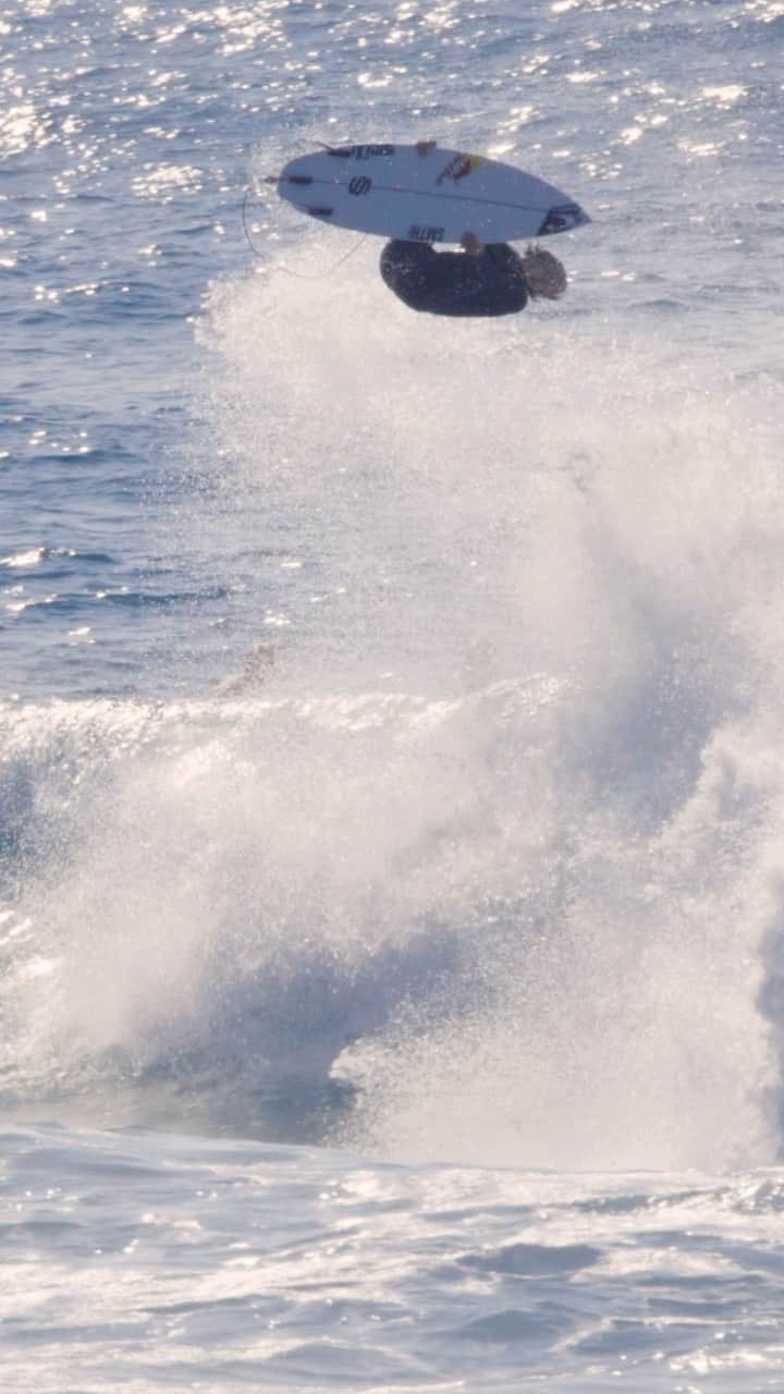 ジョーディ・スミスのインスタグラム：「Last surf before leaving for #tahiti 🎥 @nickchristyfilm @oneillusa」