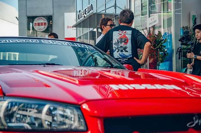 Wataru Katoさんのインスタグラム写真 - (Wataru KatoInstagram)「LIBERTY WALK TOKYO原宿店オープン😆 @libertywalk_tokyo_harajuku  初日から沢山のご来店で本当にありがとうございました😊 オープニングイベントで販売させて頂いたGOLD @minigtofficial はSOUD OUTで有り難う御座いました😆  田舎から大都会への挑戦😆 今まで沢山の人達の協力があってこそこの挑戦が出来た事😆 感謝しかないですね😆  人生一回切り😆 まだまだ中古車屋のオッサンの元気パフォーマンスは続く😆  さ〜未来ある子供達の為に〜やれば出来る！  そんなヒントが中古車屋のオッサンから伝わってくれたら最高ですね😆  ありがとう😊 thank you so much 😆 #libertywalk  @hypercouture  #lbworks #hobby #munigt #limitededtion #nissan #nissangtr #challenge #thank  #munigt#soudout #thankyou  #libertywalktokyo #harajuku  #new#op #widebody #jdm #stancenation #yokohamatire  #tokyo#ltmw」8月7日 2時07分 - libertywalkkato