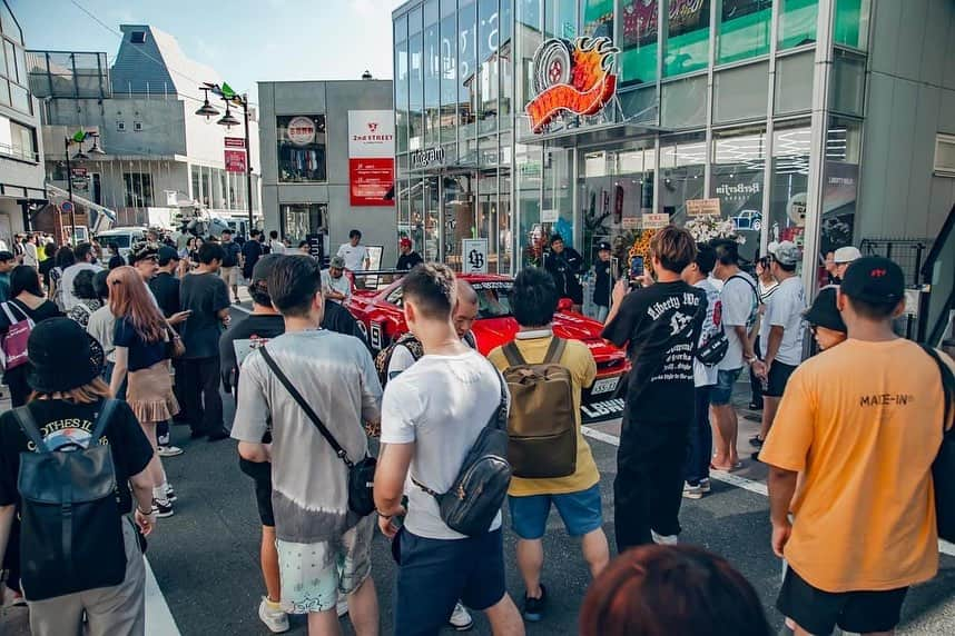 Wataru Katoさんのインスタグラム写真 - (Wataru KatoInstagram)「LIBERTY WALK TOKYO原宿店オープン😆 @libertywalk_tokyo_harajuku  初日から沢山のご来店で本当にありがとうございました😊 オープニングイベントで販売させて頂いたGOLD @minigtofficial はSOUD OUTで有り難う御座いました😆  田舎から大都会への挑戦😆 今まで沢山の人達の協力があってこそこの挑戦が出来た事😆 感謝しかないですね😆  人生一回切り😆 まだまだ中古車屋のオッサンの元気パフォーマンスは続く😆  さ〜未来ある子供達の為に〜やれば出来る！  そんなヒントが中古車屋のオッサンから伝わってくれたら最高ですね😆  ありがとう😊 thank you so much 😆 #libertywalk  @hypercouture  #lbworks #hobby #munigt #limitededtion #nissan #nissangtr #challenge #thank  #munigt#soudout #thankyou  #libertywalktokyo #harajuku  #new#op #widebody #jdm #stancenation #yokohamatire  #tokyo#ltmw」8月7日 2時07分 - libertywalkkato