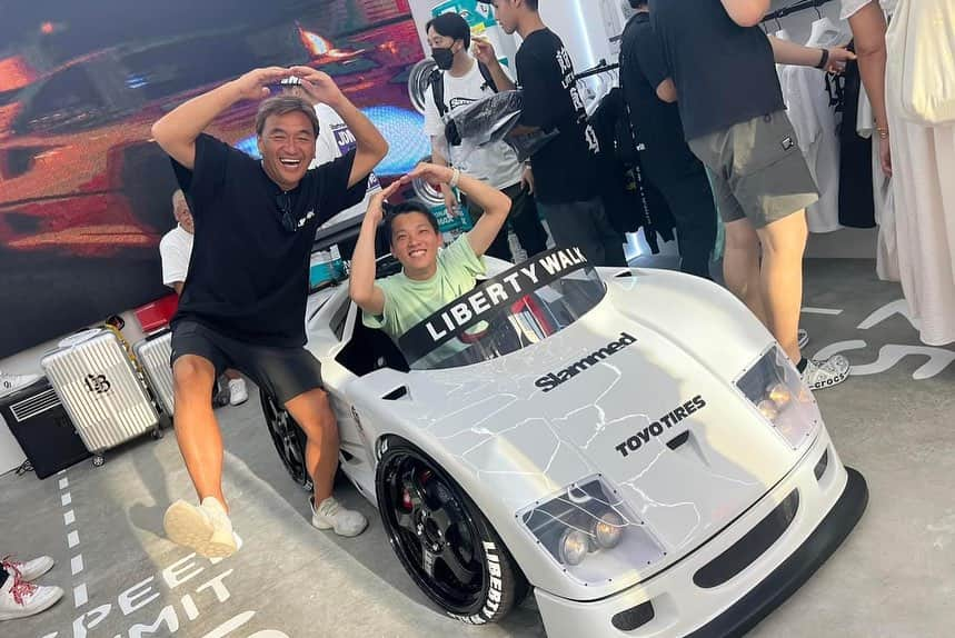 Wataru Katoさんのインスタグラム写真 - (Wataru KatoInstagram)「LIBERTY WALK TOKYO原宿店オープン😆 @libertywalk_tokyo_harajuku  初日から沢山のご来店で本当にありがとうございました😊 オープニングイベントで販売させて頂いたGOLD @minigtofficial はSOUD OUTで有り難う御座いました😆  田舎から大都会への挑戦😆 今まで沢山の人達の協力があってこそこの挑戦が出来た事😆 感謝しかないですね😆  人生一回切り😆 まだまだ中古車屋のオッサンの元気パフォーマンスは続く😆  さ〜未来ある子供達の為に〜やれば出来る！  そんなヒントが中古車屋のオッサンから伝わってくれたら最高ですね😆  ありがとう😊 thank you so much 😆 #libertywalk  @hypercouture  #lbworks #hobby #munigt #limitededtion #nissan #nissangtr #challenge #thank  #munigt#soudout #thankyou  #libertywalktokyo #harajuku  #new#op #widebody #jdm #stancenation #yokohamatire  #tokyo#ltmw」8月7日 2時07分 - libertywalkkato