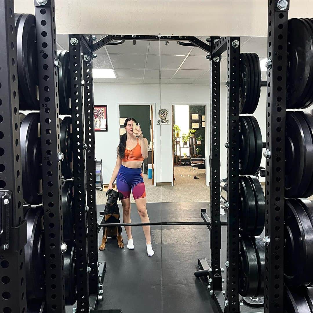 Elliana Shayna Pogrebinskyさんのインスタグラム写真 - (Elliana Shayna PogrebinskyInstagram)「Velcro Gym Doggo 🖤」8月7日 2時12分 - elliana_pogrebinsky