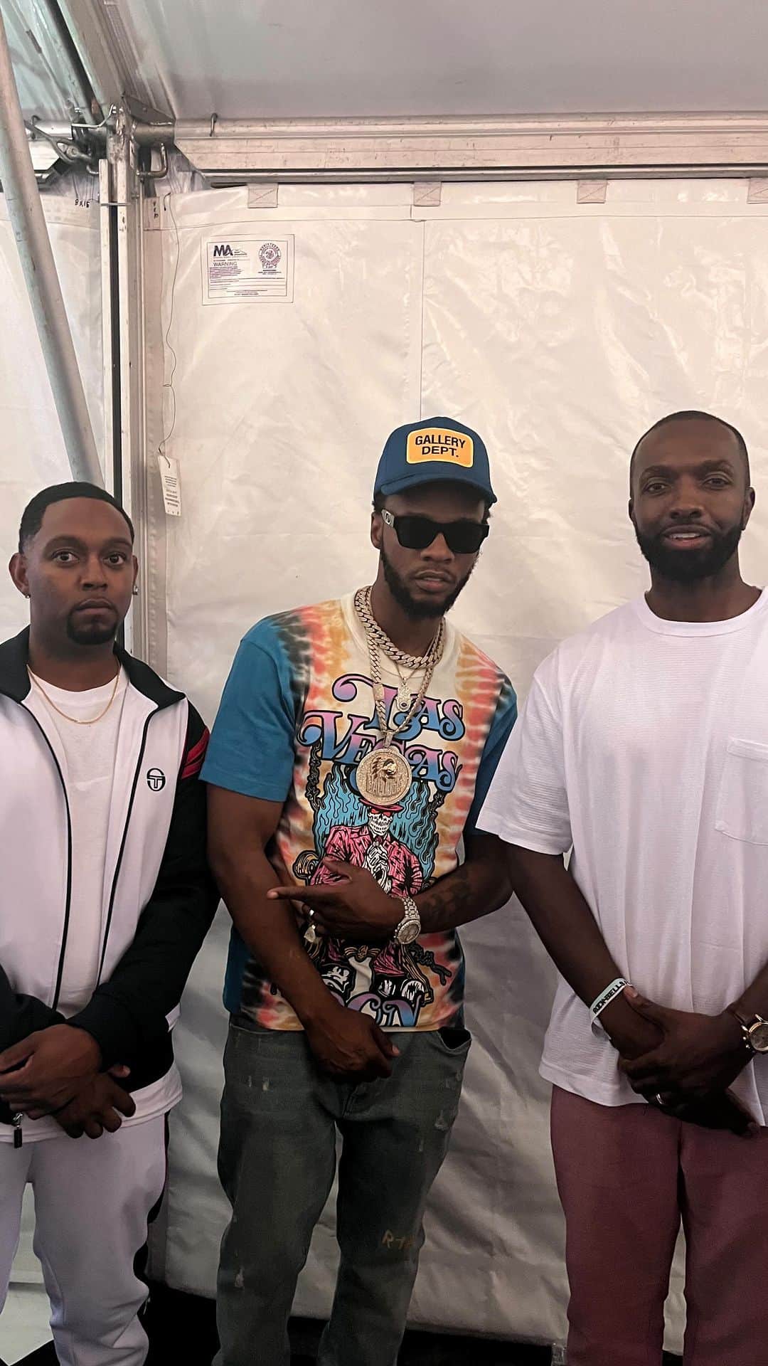 ジェイミー・ヘクターのインスタグラム：「@rockthebells Festival was 🔥  Nothing but legends hit that stage!! #rockthebells #50thanniversaryofhiphop #jamiehector」