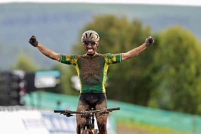Rodrigo Hilbertのインスタグラム：「@avancinimtb é bi-campeão mundial!! 🥇🇧🇷  Parabéns irmão, 96,5 km duríssimos, mas foi aí em Glascow, na Escócia, que saiu essa medalha de outro pro Mountain Bike! Traz ela pra casa!」
