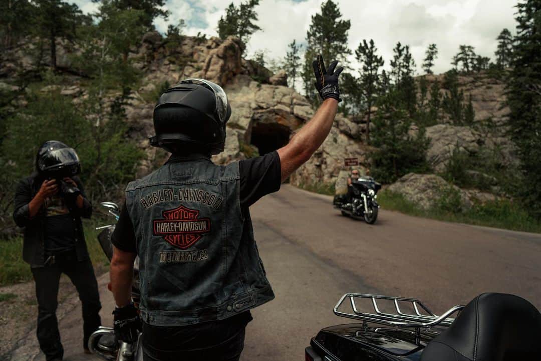 Harley-Davidsonさんのインスタグラム写真 - (Harley-DavidsonInstagram)「Soaking it all in.  📷 @_benchristensen   #HarleyDavidson #Sturgis2023 #Sturgis」8月7日 2時33分 - harleydavidson