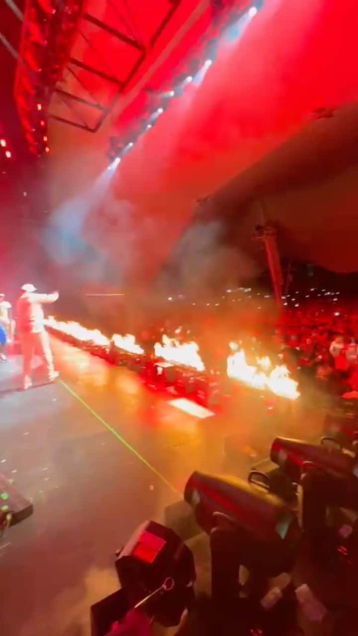 トニー・イエイヨーのインスタグラム：「Went from running from police to police escorts for traffic life changed . #darienlake 22 thousand people last night movie 🍿.」