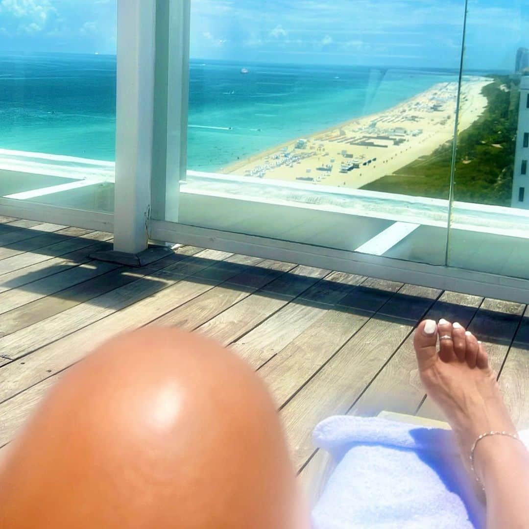 Eri Antonさんのインスタグラム写真 - (Eri AntonInstagram)「Only in #MiamiBeach 🌴☀️💚👙✨」8月7日 2時54分 - erianton_