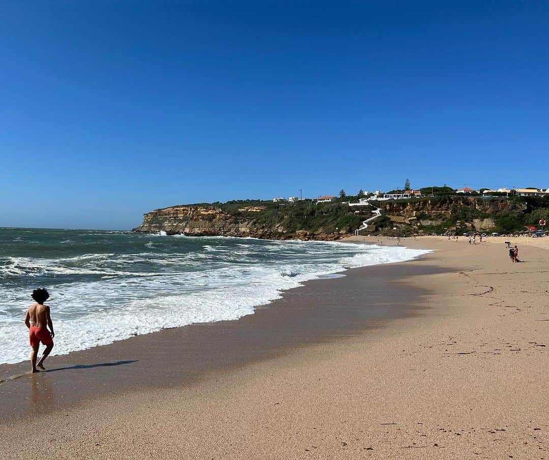 ベラミー・ヤングさんのインスタグラム写真 - (ベラミー・ヤングInstagram)「#BeachDay 🏖️🥰🎉 #Ericeira #Portugal 🇵🇹 #Heaven Hope you're having a great weekend too! Much love! ❤️💗❤️」8月7日 2時48分 - bellamyyoung