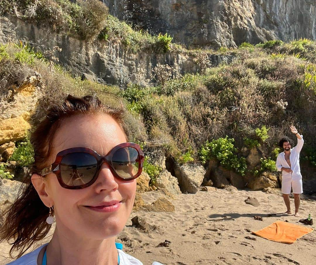 ベラミー・ヤングさんのインスタグラム写真 - (ベラミー・ヤングInstagram)「#BeachDay 🏖️🥰🎉 #Ericeira #Portugal 🇵🇹 #Heaven Hope you're having a great weekend too! Much love! ❤️💗❤️」8月7日 2時48分 - bellamyyoung