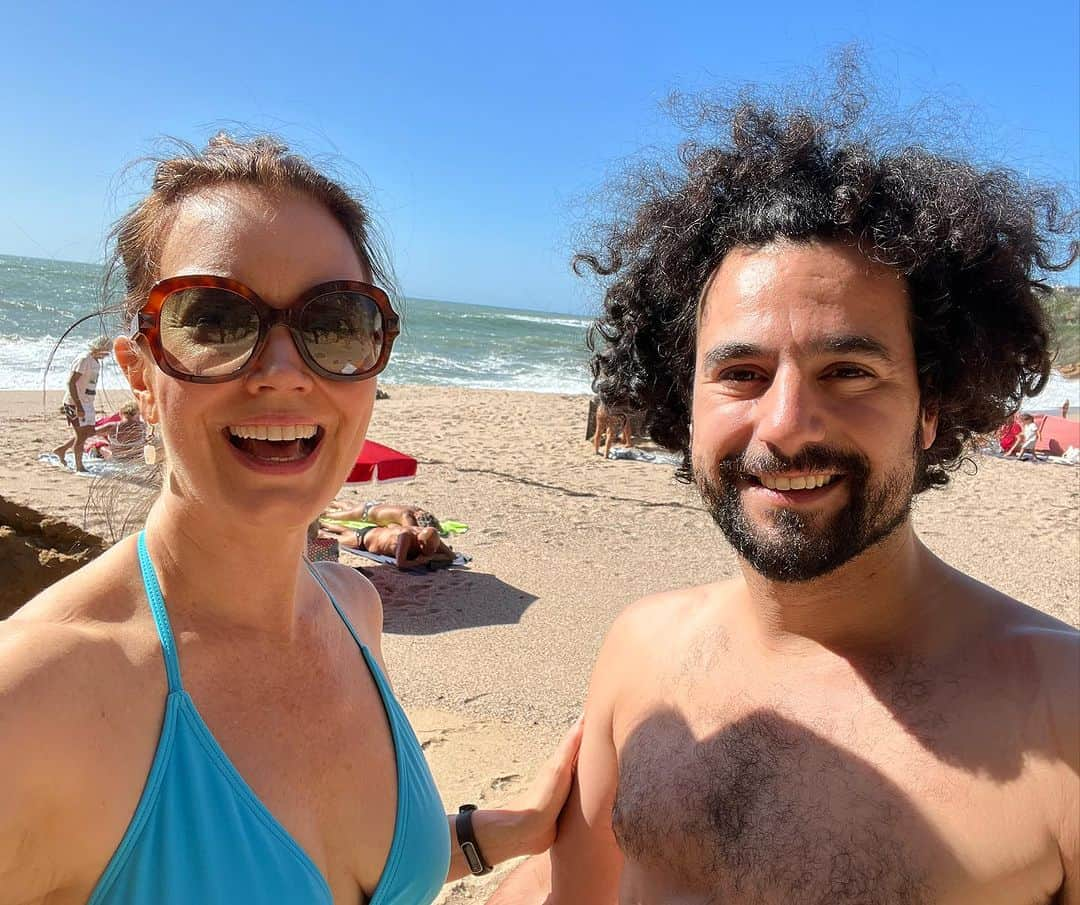 ベラミー・ヤングさんのインスタグラム写真 - (ベラミー・ヤングInstagram)「#BeachDay 🏖️🥰🎉 #Ericeira #Portugal 🇵🇹 #Heaven Hope you're having a great weekend too! Much love! ❤️💗❤️」8月7日 2時48分 - bellamyyoung