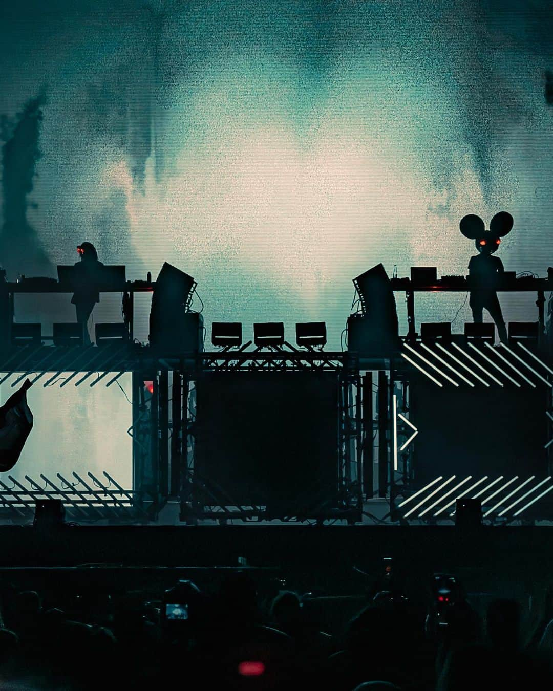 REZZさんのインスタグラム写真 - (REZZInstagram)「No words for lastnight. REZZMAU5 debut. My first proper b2b & with the person who inspired me to make music. @deadmau5 One of the best nights of my life , thank you so much. Can’t wait to bring this to America.」8月7日 2時48分 - officialrezz