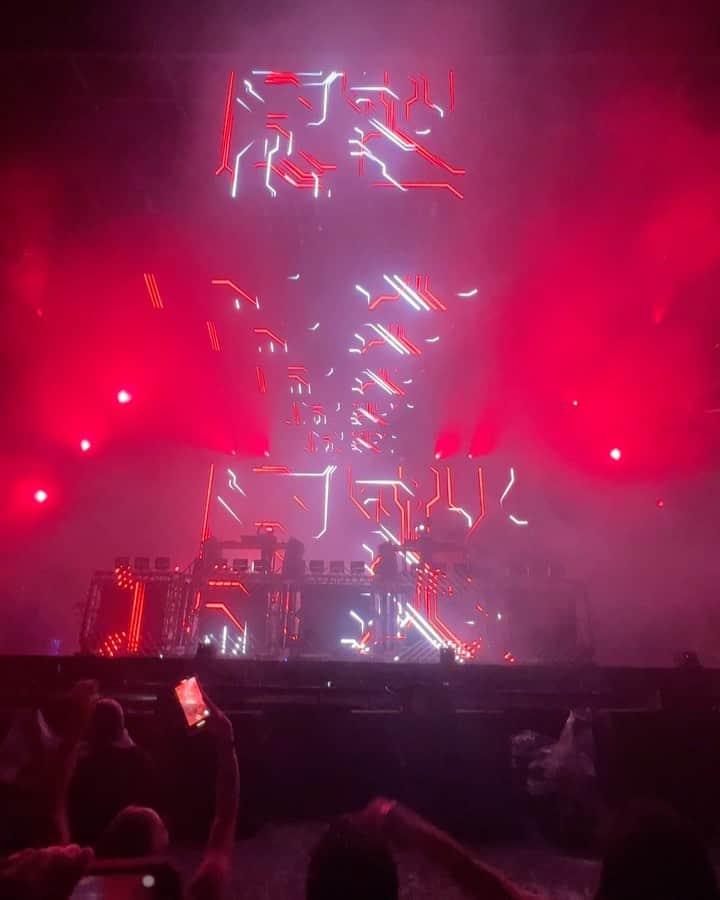 REZZのインスタグラム：「No words for lastnight. REZZMAU5 debut. My first proper b2b & with the person who inspired me to make music. @deadmau5 One of the best nights of my life , thank you so much. Can’t wait to bring this to America.」
