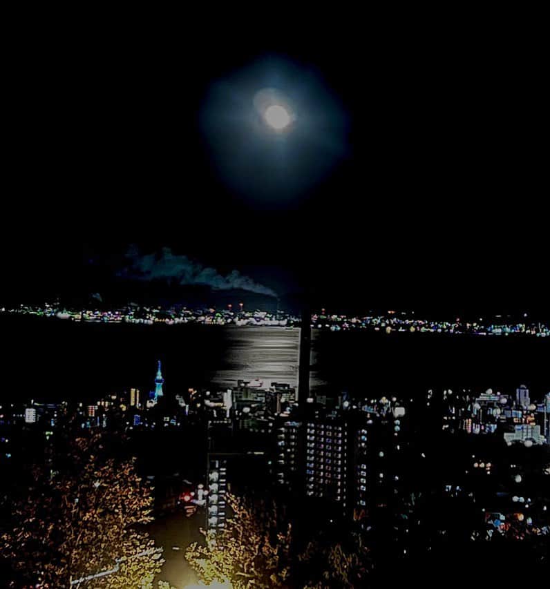 大森靖子さんのインスタグラム写真 - (大森靖子Instagram)「海に月の道が出来てるのを見つけて、行きたい場所にはいかなくちゃ、全て良かったって言えるまで夜を重ねなくちゃ、と」8月7日 2時56分 - omorimori