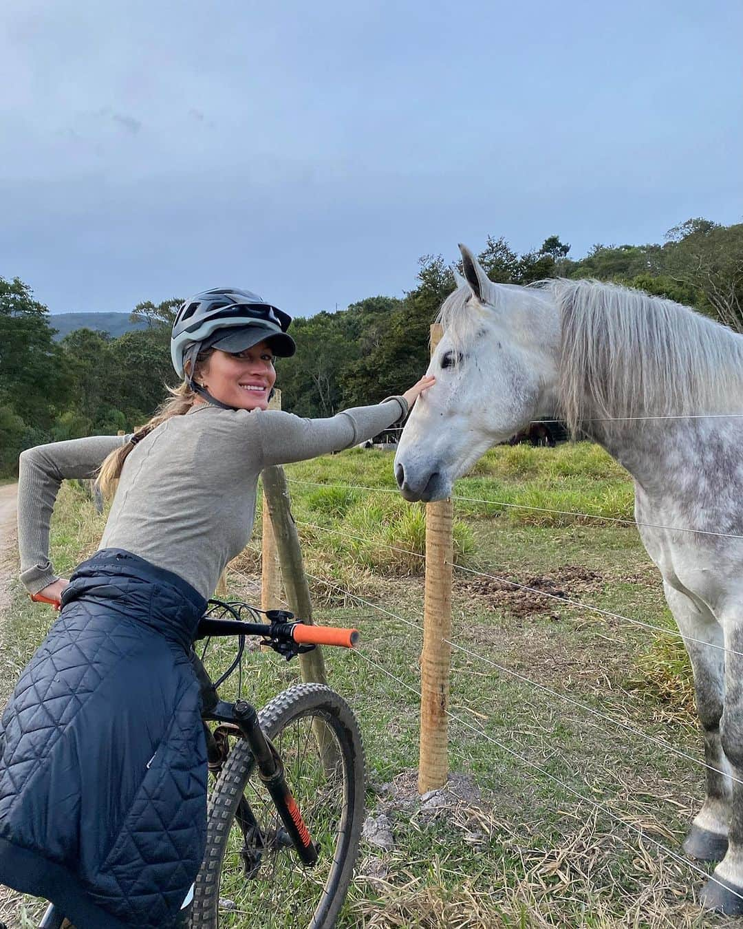 ジゼル・ブンチェンさんのインスタグラム写真 - (ジゼル・ブンチェンInstagram)「What a magical place! I am so recharged and inspired. 🙏🏼  Que lugar mágico! Estou recarregada e inspirada! Muito obrigada @ibitiprojeto」8月7日 2時51分 - gisele