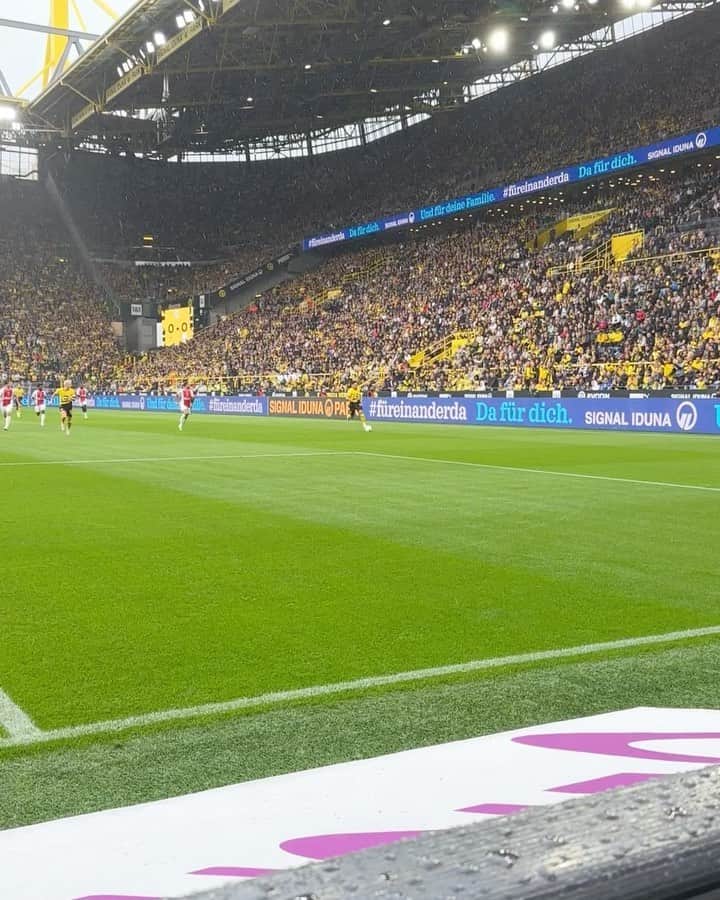 のインスタグラム：「Tolle Atmosphäre, volles Haus bei der Saisoneröffnung, gutes Spiel, gutes Ergebnis. Ein wunderbarer 🖤💛 Sonntag」
