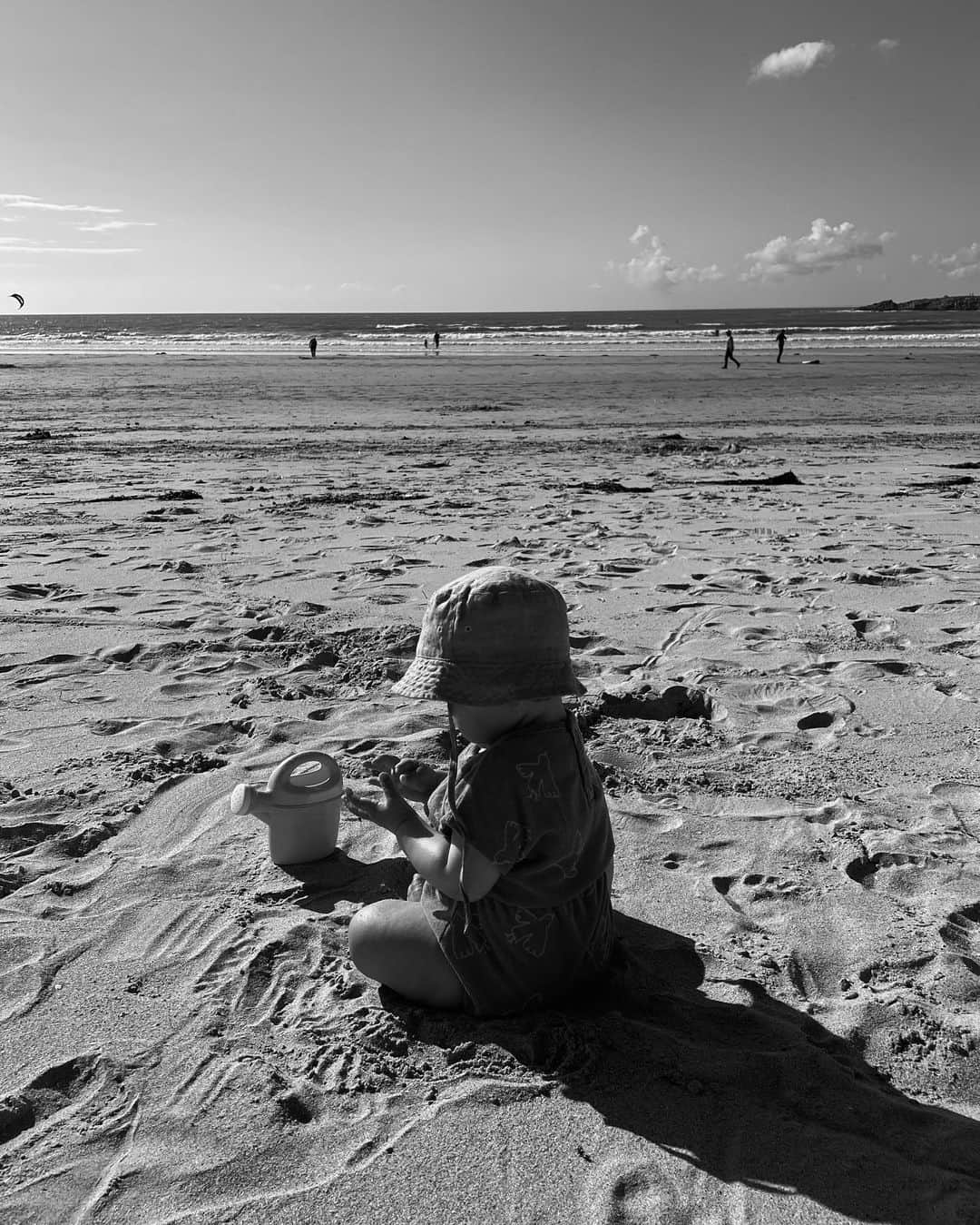 NICOLAS SIMOESさんのインスタグラム写真 - (NICOLAS SIMOESInstagram)「Sea and sand for the first time for baby Joy 🥺🤍」8月7日 3時17分 - nicolassimoes