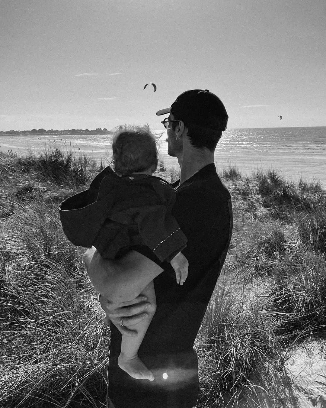 NICOLAS SIMOESのインスタグラム：「Sea and sand for the first time for baby Joy 🥺🤍」