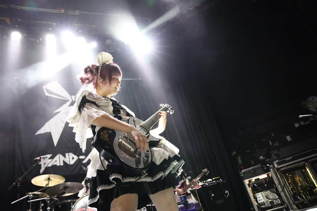 小鳩ミクのインスタグラム：「🌏 🇺🇸North America Tour 🕊  2023.8.3 Lollapalooza After show  The midnight performance was  after a long time, and I had fun po.  I'm even more pumped up  for Lollapalooza po!!!!  #bandmaid #ustour #10thanniversary  #lollapalooza #aftershow #memories」