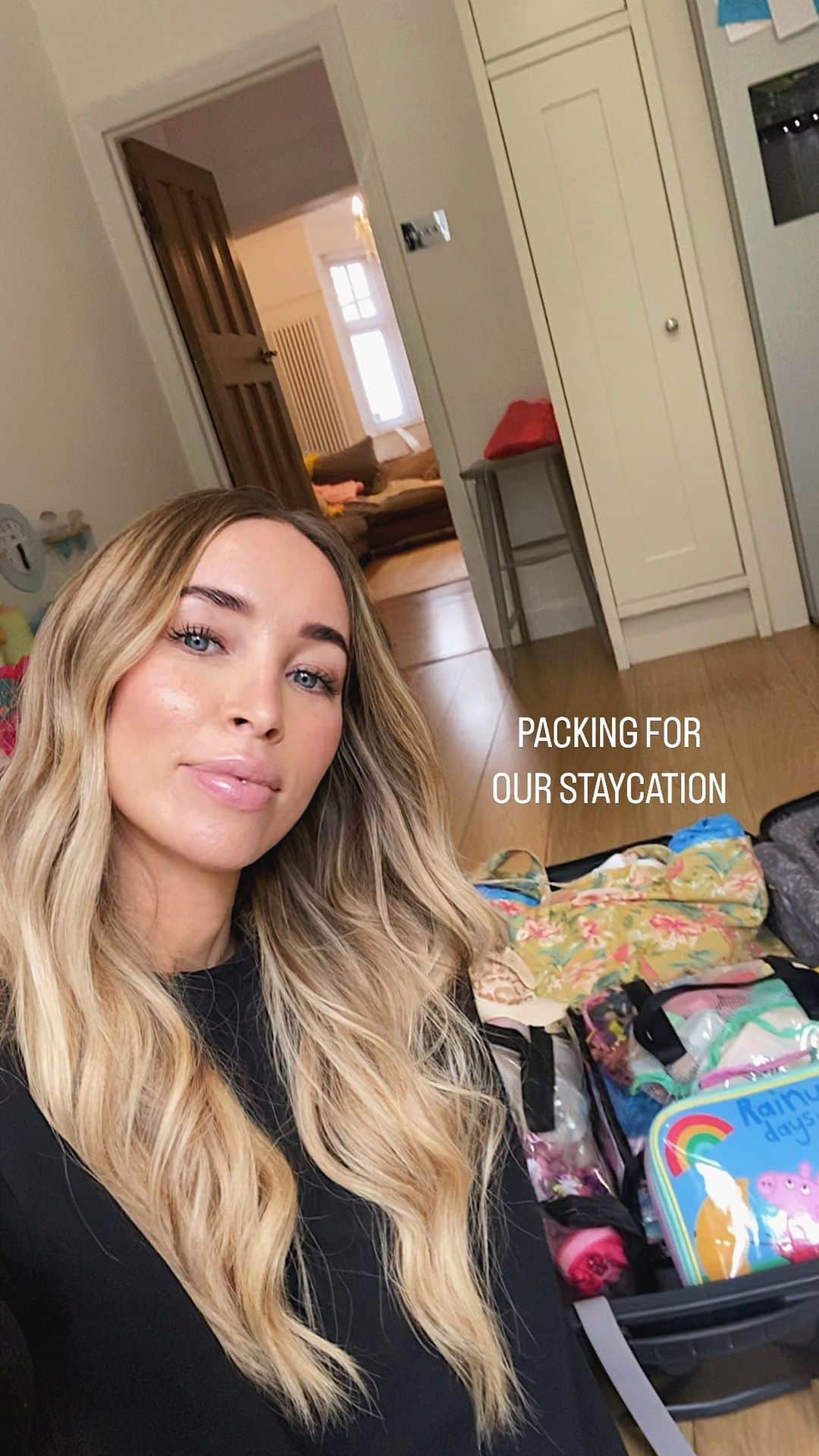 ローレン・ポープのインスタグラム：「PACKING FOR OUR STAYCATION 🧳  Ad/ Took the girls for the loveliest staycation, was such a treat 🫶🏼 I’m a bit extra when it comes to packing, I have a list that’s always on my phone or iPad ready to be amended for wherever it is we are going. So if it’s a staycation then I take the girls wellies etc just incase as we all know we can’t rely on our UK weather but I just delete each item as it’s packed but below is what I currently take for my 1 and 3 year old, hope it’s helpful!!   Back to, in my opinion, one of the best hotels in the UK the @fshampshire where we did lots of swimming, scooting, ate lots of yummy food (kids under 5 can eat for free) played in the on-site playground, ran around the gardens & the girls were obsessed with the kids club, probably the best kids club we’ve tried, every possible toy & craft going! Then it was chill time in our beautiful room with all the extra little details that made us feel super special like the welcome note on the mirror & the personalised milk bottles. The hotel also offers so many activities from horse riding, tennis, cycling & a games room for the older kids.  The kids packing list -  Nappies  Clothes/underwear/socks Trainers Crocs Pyjamas  Wipes Nappy cream  Sleep bag Sleep sound machine  Bottles  Fruit Pouches  Snacks  Dummies  Toys/Books Toothbrush & paste Calpol  Swim stuff Bath mat & toys Shampoo Baby cream Talc Wellies & rain suits  iPad  Travel cot (Only if it’s needed obvs)   Will link the packing cubes and storage bags in stories!   *The hotel was kindly gifted.」